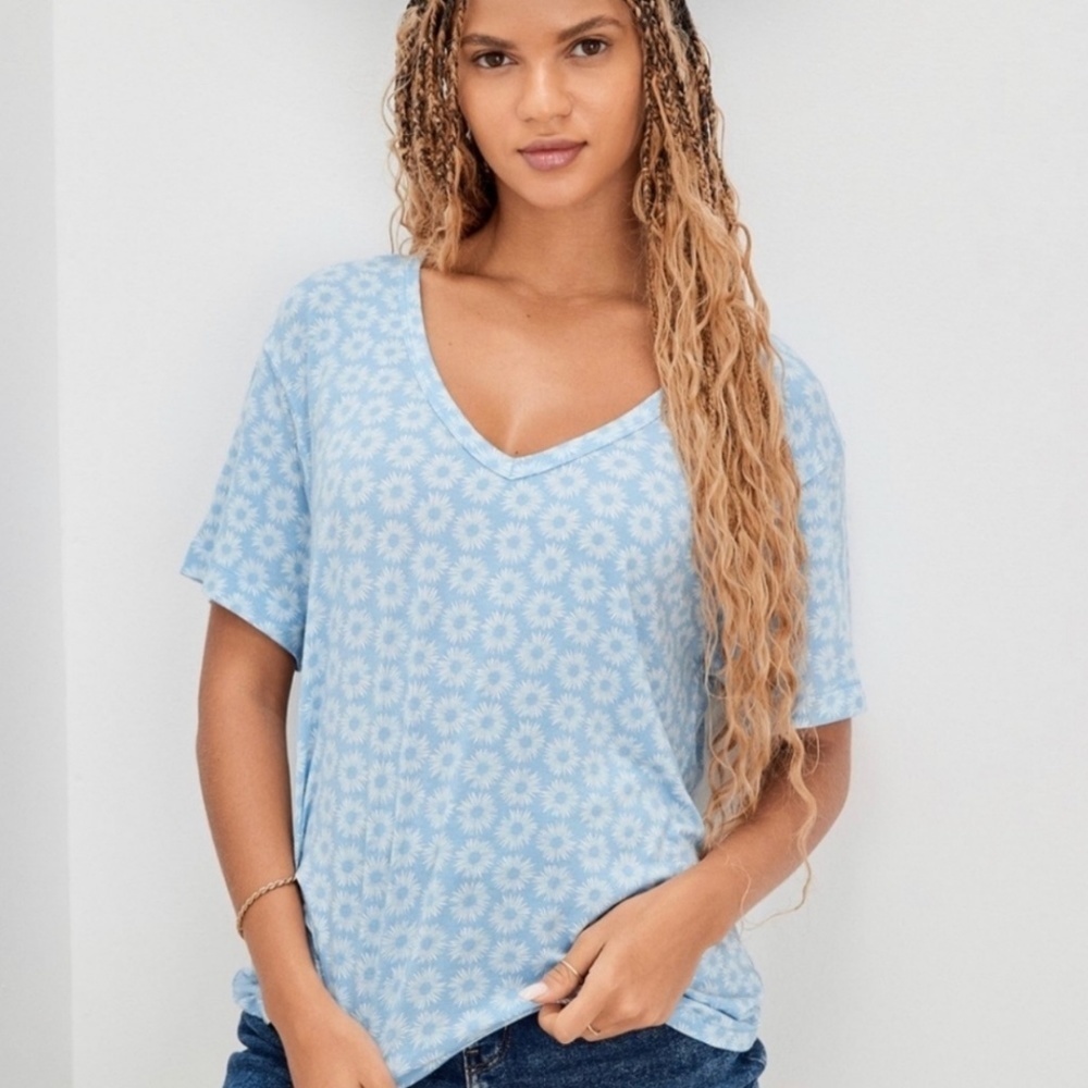 American Eagle Outfitters Light Blue Floral Short Sleeve Tee